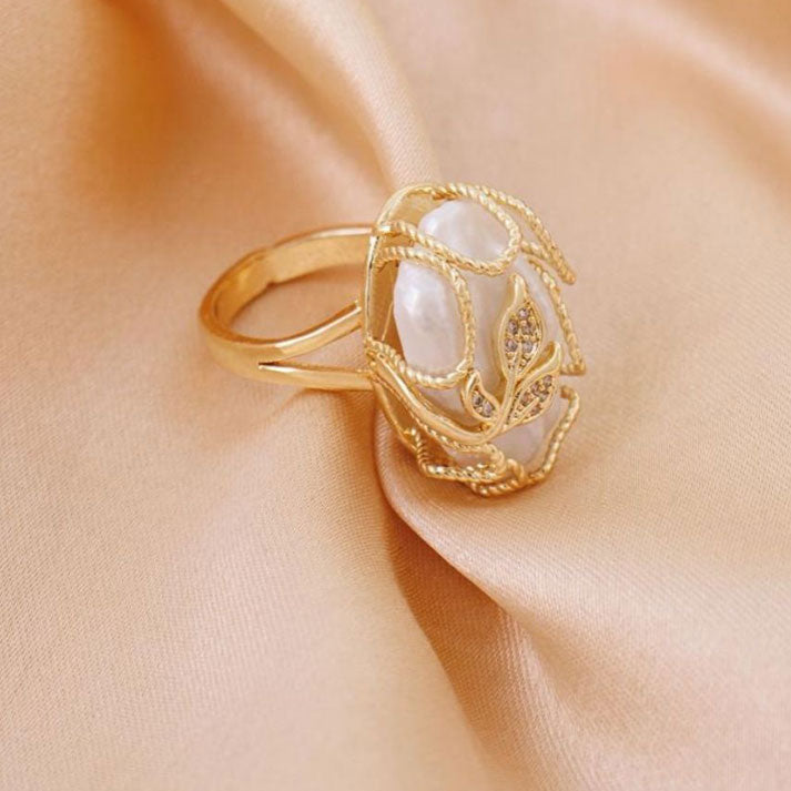 Enchanted Pearl Nest – Luxe Mulher Statement Ring in Gold