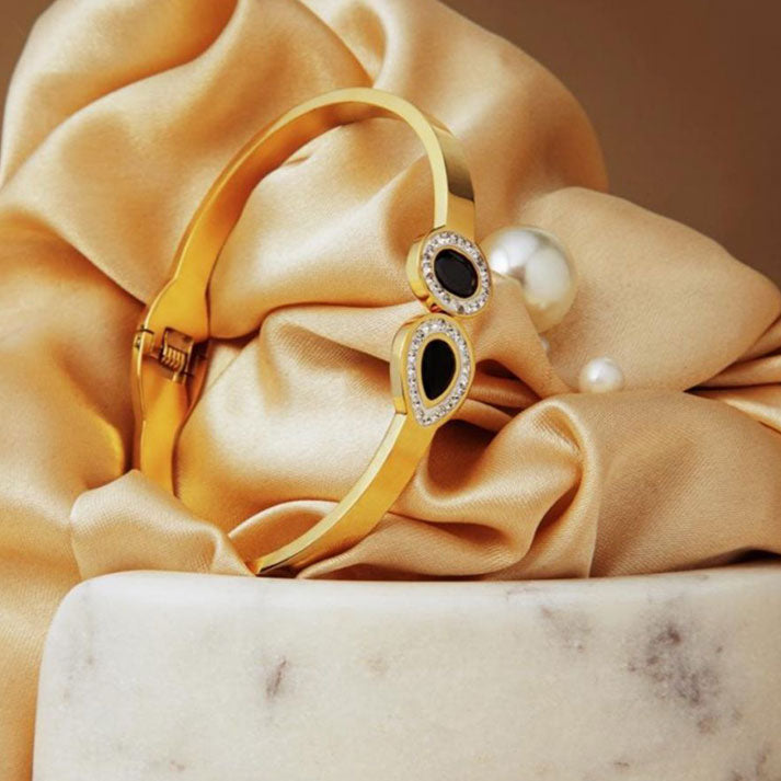 Chic Black Stone Gold Bracelet – Luxe Mulher | Elegant Modern Jewelry