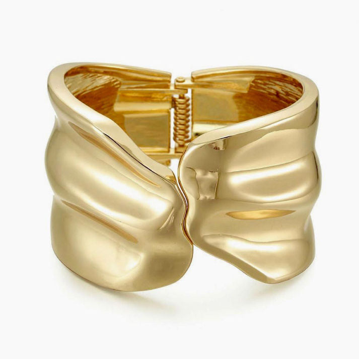 Gold Wave Sculptural Cuff Bracelet | Luxe Mulher