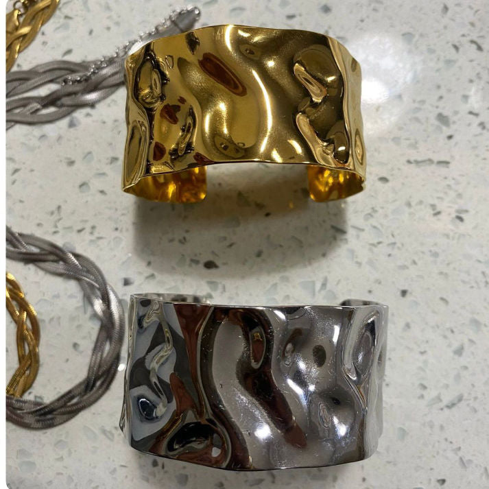 Modern Silver-Tone Wavy Sculpted Cuff Bracelet | Luxe Mulher