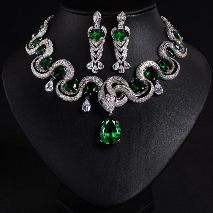 Emerald Green Gemstone Necklace with Matching Drop Earrings | Luxe Mulher