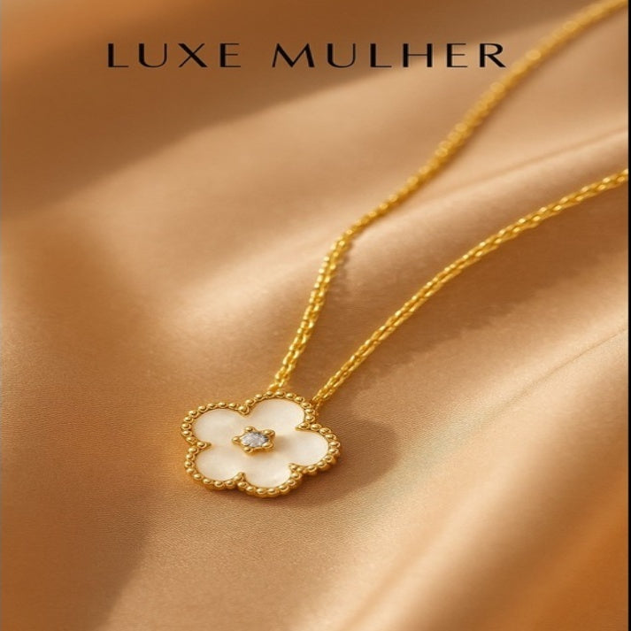 Elegant Mother of Pearl Floral Pendant Necklace in Gold – Luxe Mulher