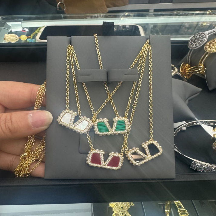 Valentino-Inspired Green Enamel Pendant Necklace with Diamonds – Luxe Mulher