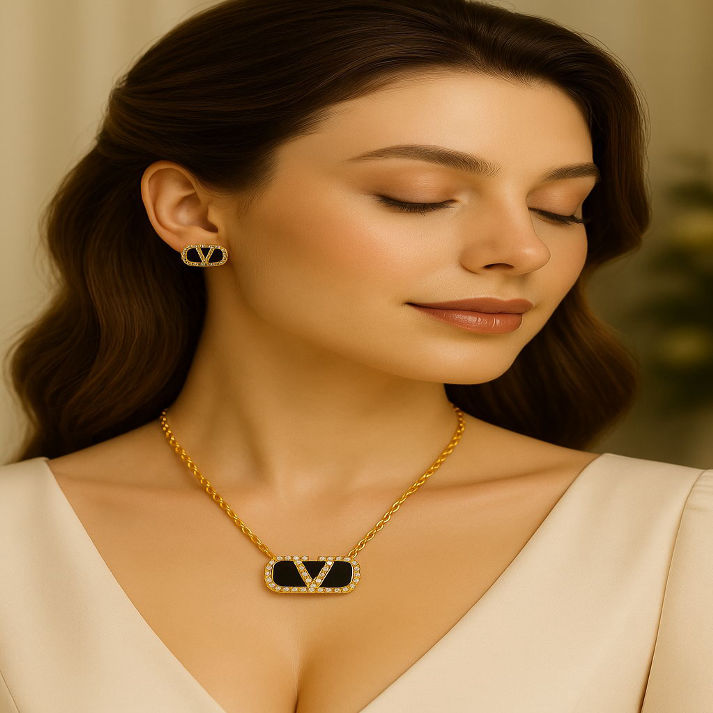 Elegant Black Enamel Pendant Necklace with Diamond Detailing – Luxe Mulher