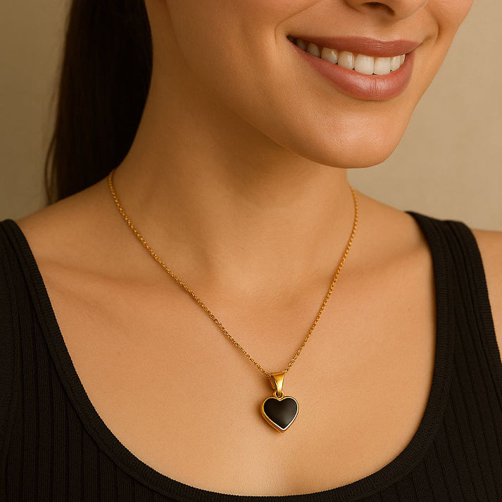Black Heart Pendant Necklace in Gold – Elegant & Minimal