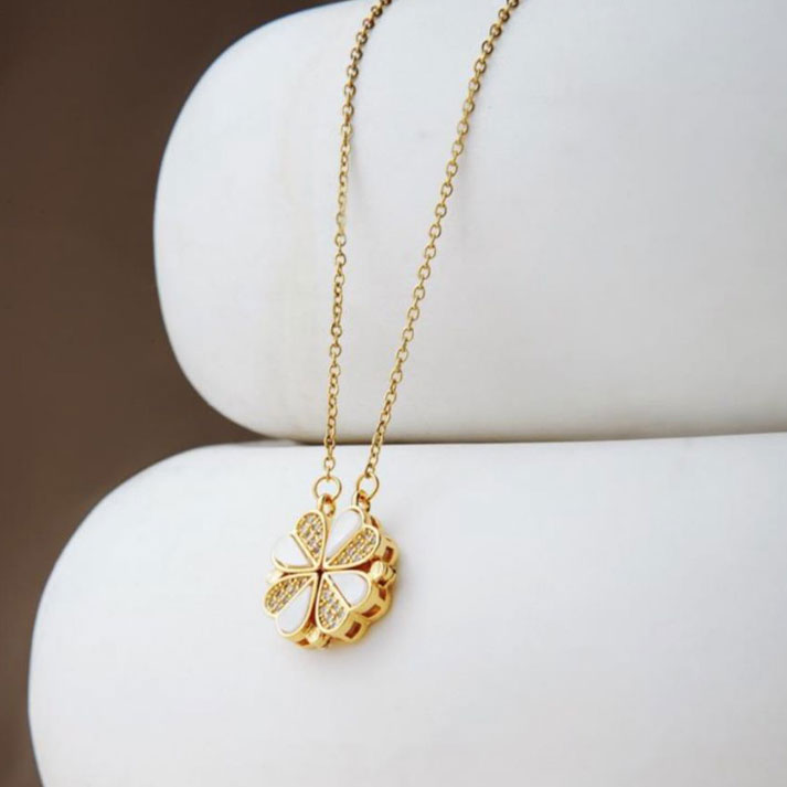 Gold Clover Pendant Necklace – Luxe Mulher | Elegant Four-Leaf Charm Jewelry