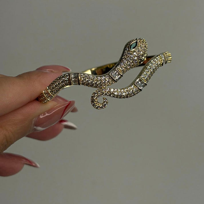 Serpent-Inspired Diamond Bracelet – Luxe Mulher | Bold Luxury Statement