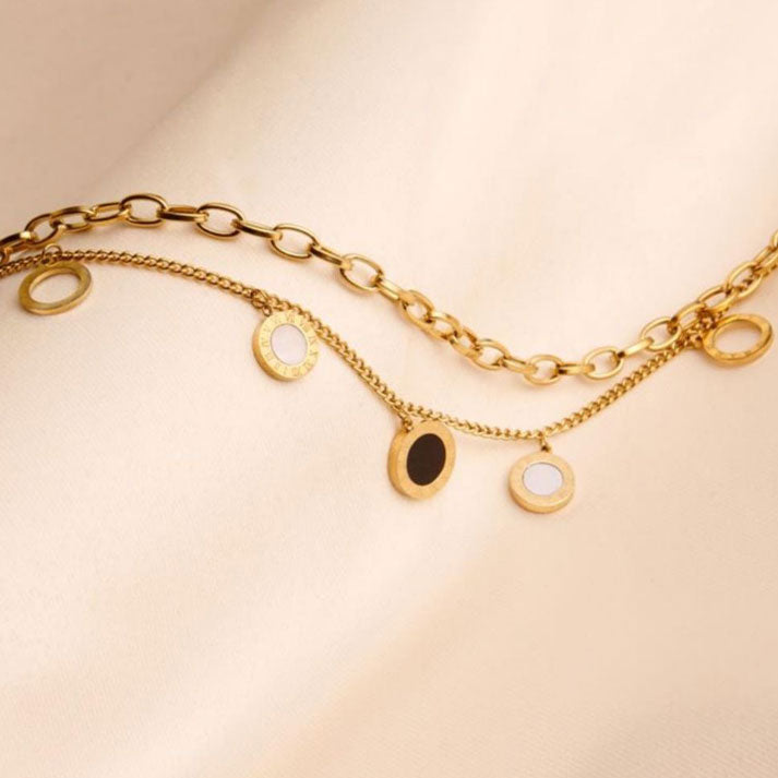 Elegance in Every Detail – Luxe Mulher Gold Charm Bracelet