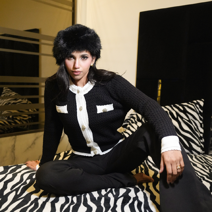 Label Luxe Mulher Classic Black Textured Jacket with White Trim