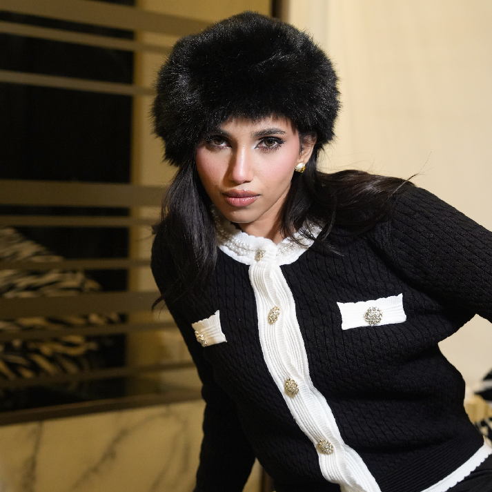 Label Luxe Mulher Classic Black Textured Jacket with White Trim