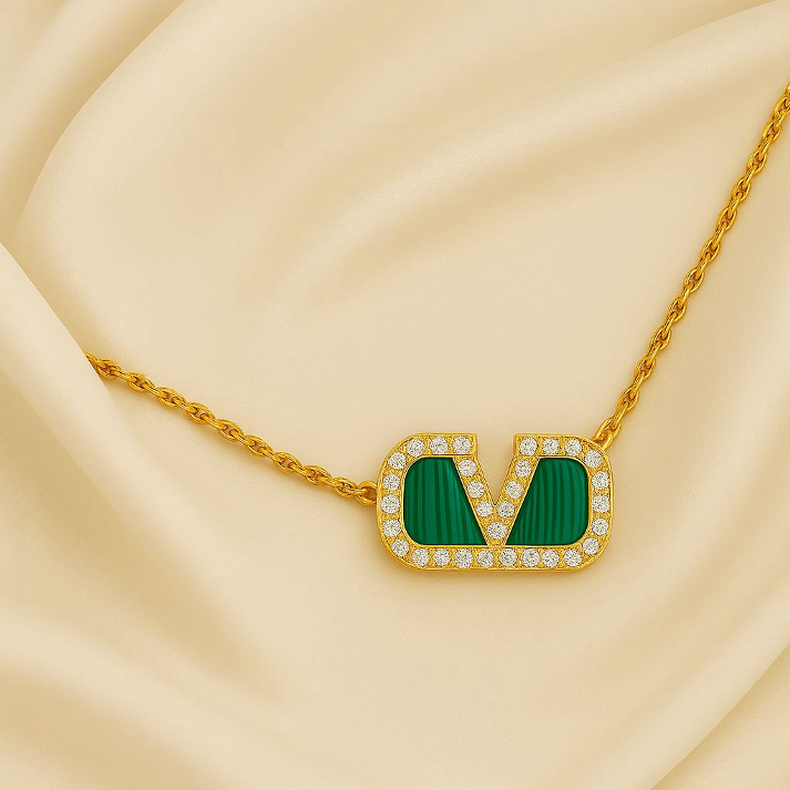 Valentino-Inspired Green Enamel Pendant Necklace with Diamonds – Luxe Mulher