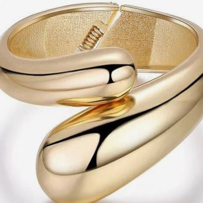 Bold Gold-Tone Sculpted Cuff Bracelet | Luxe Mulher