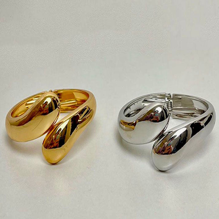 Bold Gold-Tone Sculpted Cuff Bracelet | Luxe Mulher