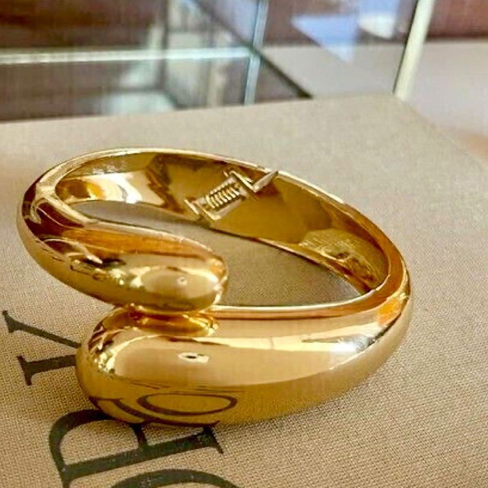 Bold Gold-Tone Sculpted Cuff Bracelet | Luxe Mulher