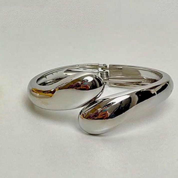 Sleek Silver Teardrop Statement Bracelet | Luxe Mulher