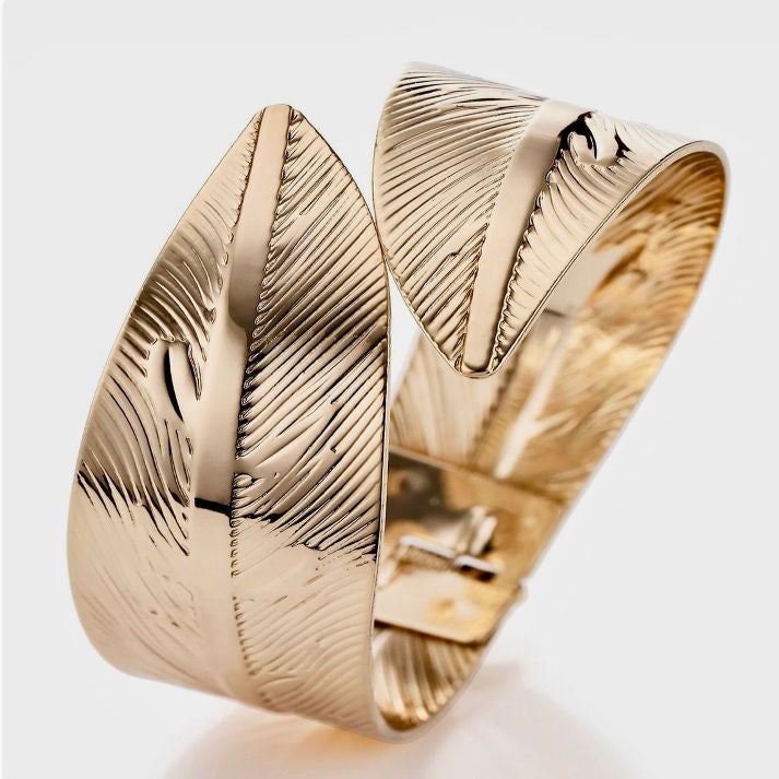 Elegant Gold-Tone Leaf Pattern Cuff Bracelet | Luxe Mulher