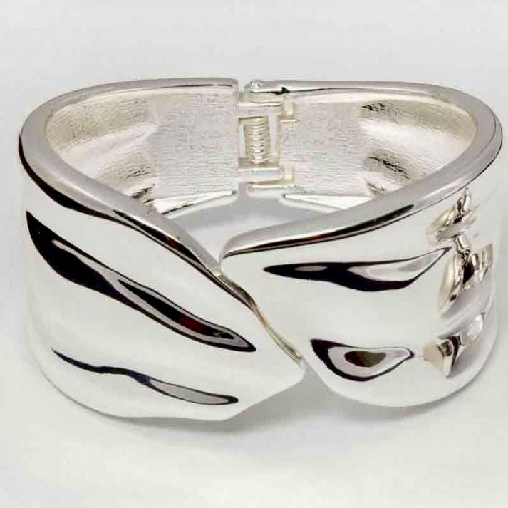 Elegant Silver-Tone Wide Sculpted Cuff Bracelet | Luxe Mulher
