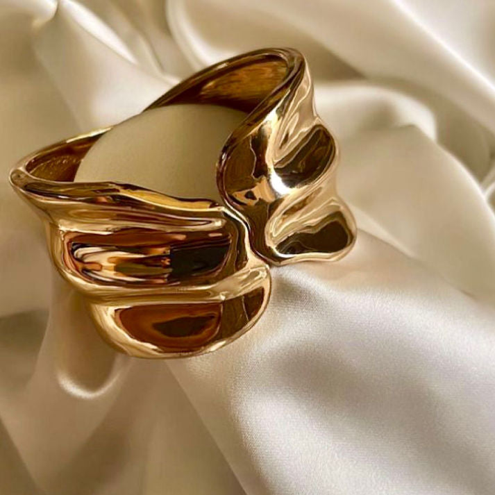 Gold Wave Sculptural Cuff Bracelet | Luxe Mulher