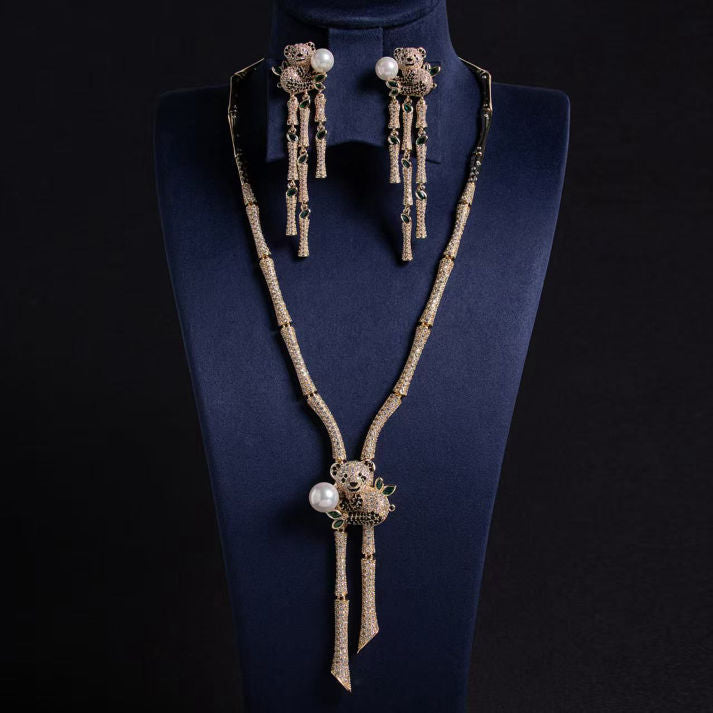 Teddy Bear Necklace & Earrings Set with Pearl Detailing | Luxe Mulher