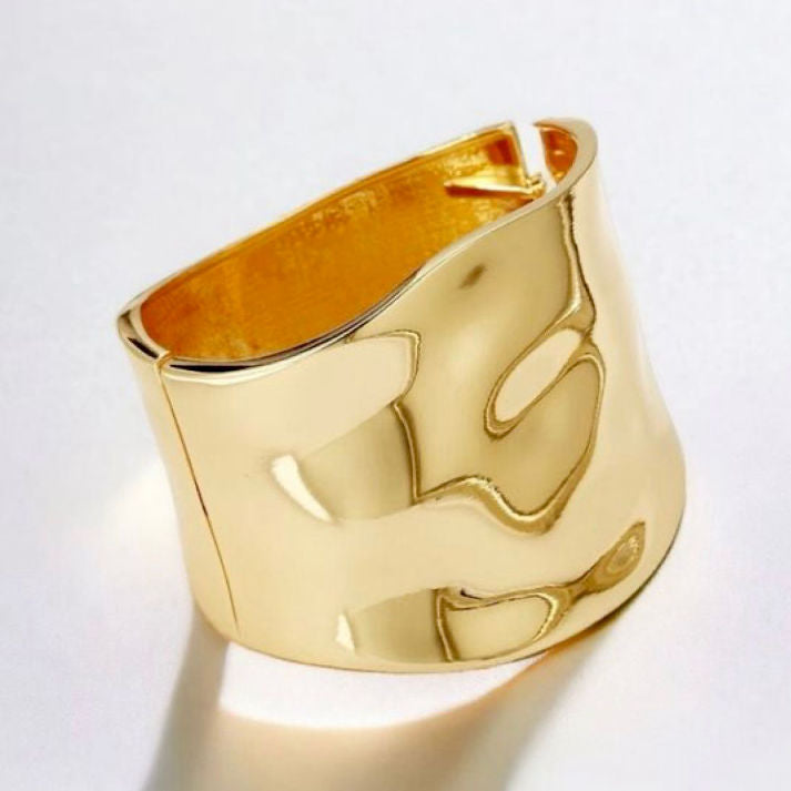 Luxury Gold-Tone Wide Sculptural Cuff Bracelet | Luxe Mulher