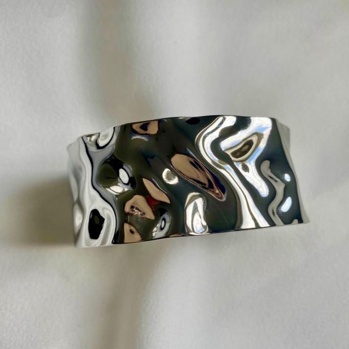 Modern Silver-Tone Wavy Sculpted Cuff Bracelet | Luxe Mulher