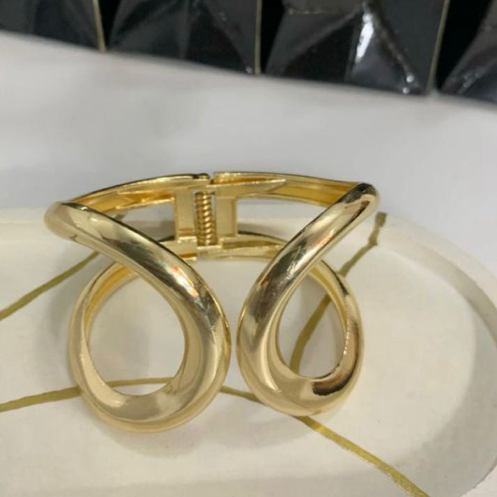 Elegant Gold-Tone Open Cuff Bracelet | Luxe Mulher