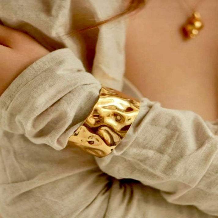 Hammered Texture Wide Gold Cuff Bracelet | Luxe Mulher