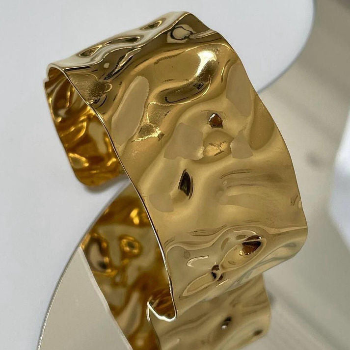 Hammered Texture Wide Gold Cuff Bracelet | Luxe Mulher