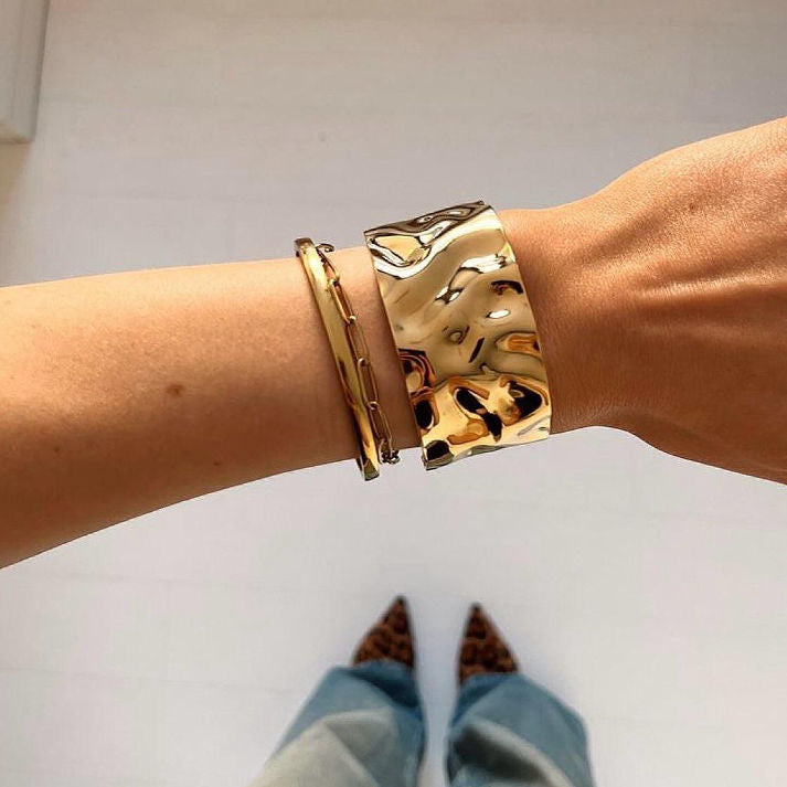 Hammered Texture Wide Gold Cuff Bracelet | Luxe Mulher