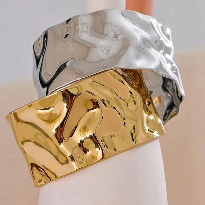 Modern Silver-Tone Wavy Sculpted Cuff Bracelet | Luxe Mulher