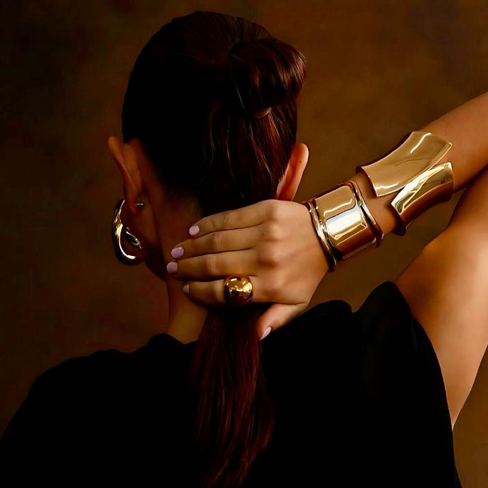 Sculptural Wide Gold Statement Cuff Bracelet | Luxe Mulher