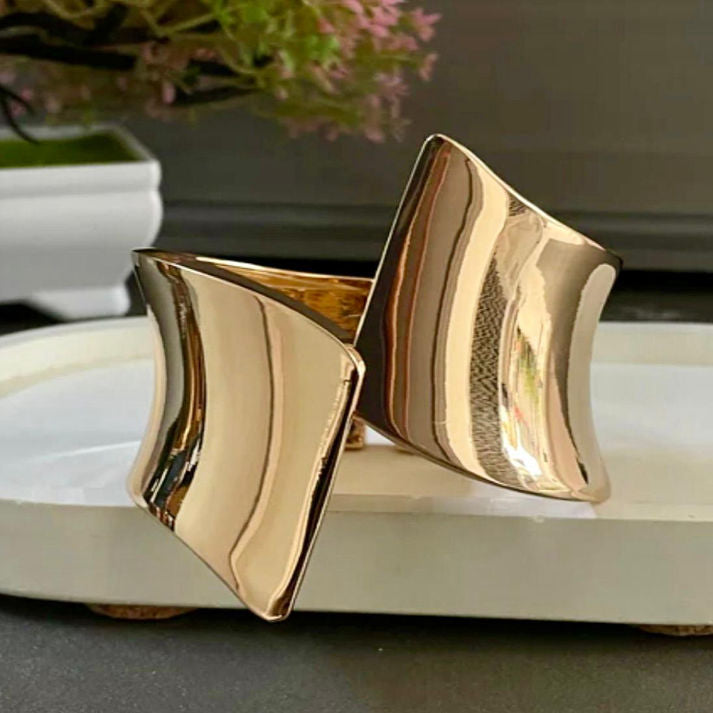 Sculptural Wide Gold Statement Cuff Bracelet | Luxe Mulher