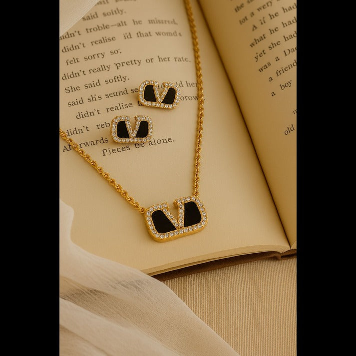 Elegant Black Enamel Pendant Necklace with Diamond Detailing – Luxe Mulher