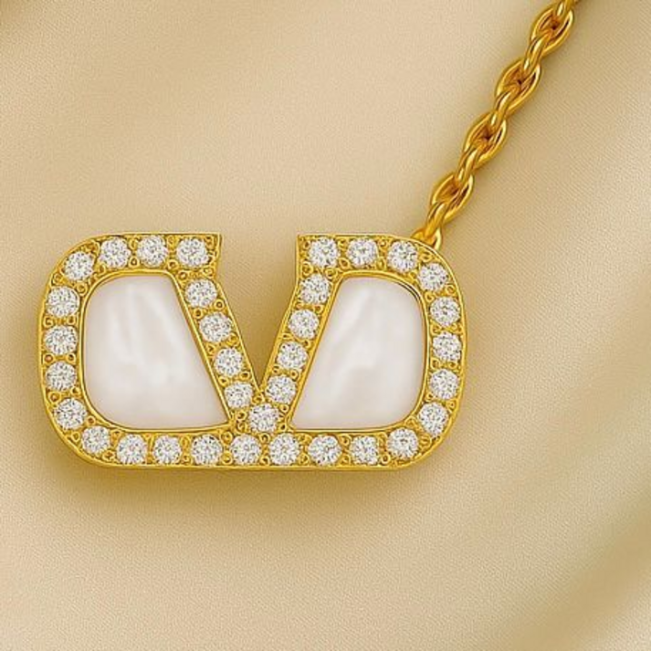 Valentino-Inspired Mother of Pearl Pendant Necklace with Diamond Halo – Luxe Mulher