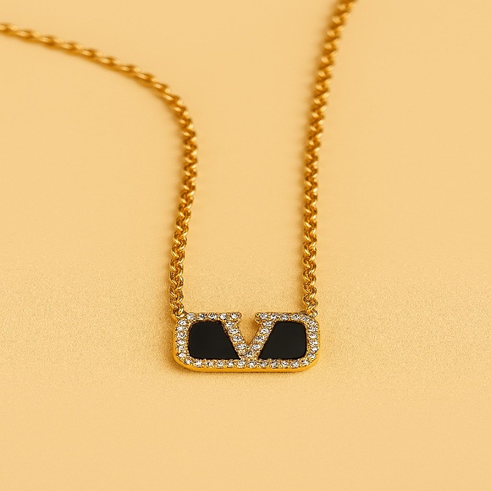 Elegant Black Enamel Pendant Necklace with Diamond Detailing – Luxe Mulher