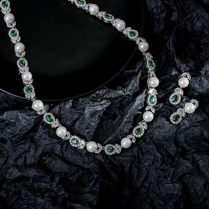 Luxury Pearl & Emerald Necklace with Matching Earrings | Luxe Mulher