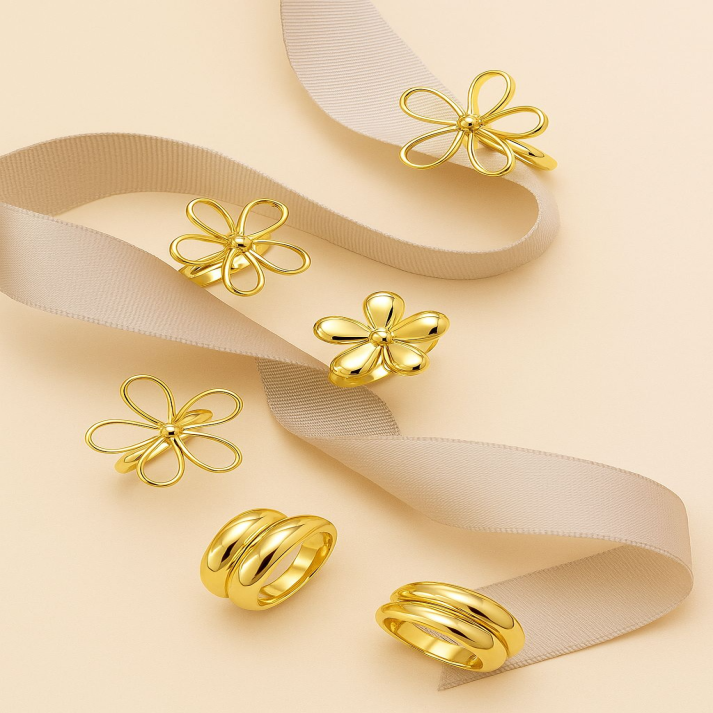 Minimal Gold Flower Ring – Elegant Women’s Jewelry