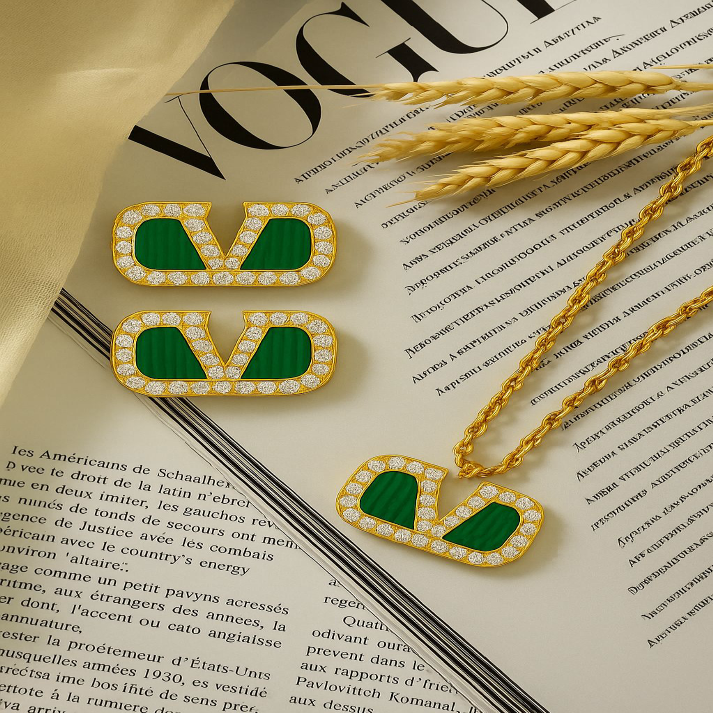 Valentino-Inspired Green Enamel Pendant Necklace with Diamonds – Luxe Mulher