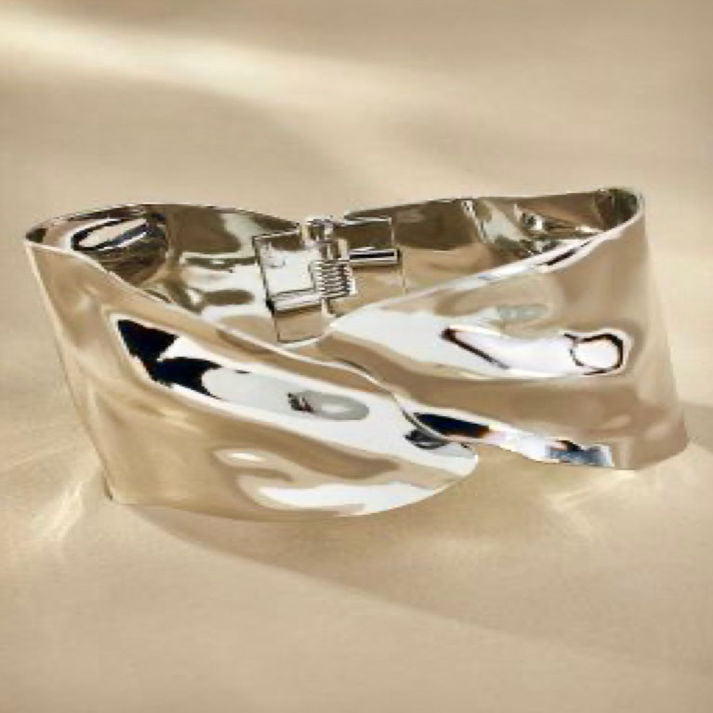 Elegant Silver-Tone Wide Sculpted Cuff Bracelet | Luxe Mulher