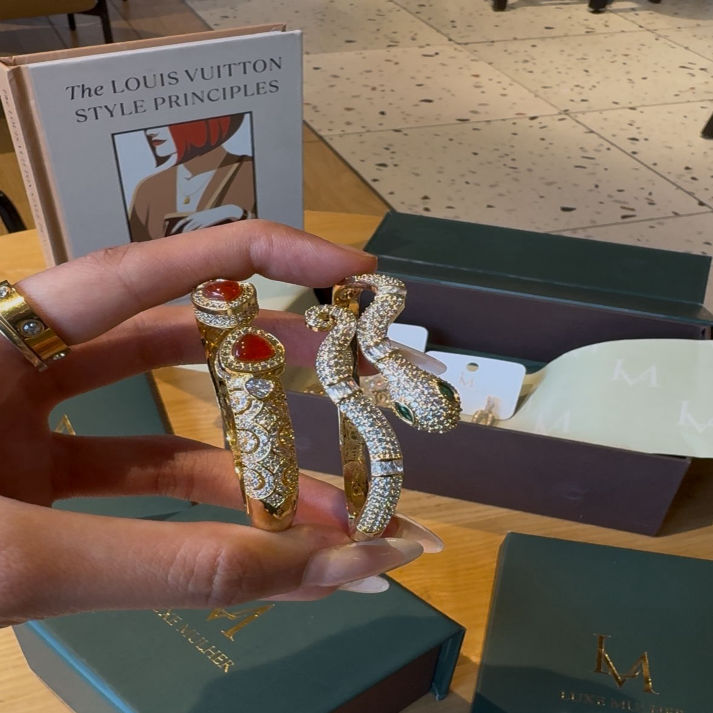 Serpent-Inspired Diamond Bracelet – Luxe Mulher | Bold Luxury Statement