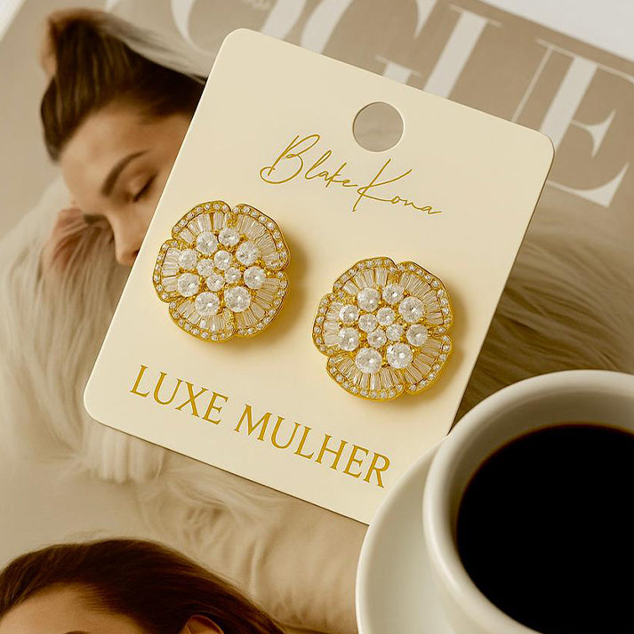 Floral Gold Stud Earrings – Elegant Luxe Mulher Sparkle